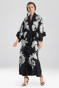 Black Women Silk Robe, Spanish Mantilla, Luxury Gifts For Women, Silk Robes, Luxury Wardrobe, Josie Natori, Silk Kimono Robe, Glamorous Style, Luxury Silk