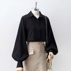 This is perfect for those who are looking for a clothing for a good price. It is fashionable, stylish, and it will look great on anyone who wears it. Do you wanahavit? Vintage Shirts Women, Fashion Button Up Shirt, Blouses Vintage, Women White Blouse, Lantern Sleeved Blouses, Vintage Type, Style Noir, Shirts Women, Elegant Shirt