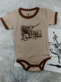 The CUTEST and SOFTEST bodysuits we have EVER seen! These Ribbed Bodysuits are INCREDIBLE QUALITY and so perfect for boys and girls! Unisex Fit Soft True To Size 60% Cotton 40% Polyester Cute Brown Cotton Onesie, Casual Cotton Ribbed Onesie, Casual Brown Cotton Bodysuit, Spring Cotton Ribbed Bodysuit, Cute Cotton Stretch Bodysuit, Cute Stretch Cotton Bodysuit, Stretch Ribbed Cotton Bodysuit, Western Baby Clothes, Kid Outfit