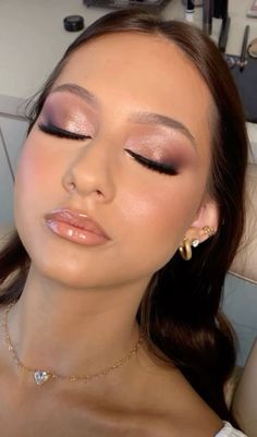 Maquiagem para combinar com qualquer ocasião. Aniversario Rose Gold, Maquillage Rose Gold, Rose Wedding Makeup, Xv Makeup Ideas, Rose Gold Glam Makeup, Makeup Ideas For Wedding Guest, Debutante Makeup, Eye Makeup Rose Gold, Rose Gold Wedding Makeup