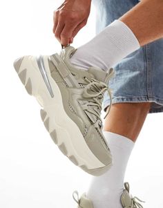 Scarpe, Stivali e Sneakers di ASOS DESIGN Le sneakers per le tue giornate libere Design con profilo basso Linguette per indossare la scarpa con facilità Modello stringato Linguetta e cavigliera imbottite Clip metallizzata sul tallone Suola spessa Suola antiscivolo zigrinata Flip Flop Boots, Leopard Print Baby, Chunky Trainers, Shorts Co Ord, Metallic Heels, Boots Sneakers, Chunky Sneakers, Maxi Dress Trend, Profile Design