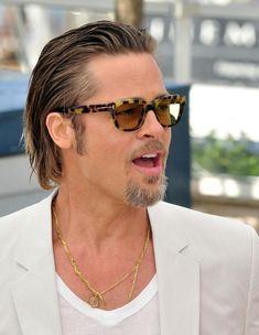 Brad Pitt Style, Brad Pitt Hair, Professional Hairstyles For Men, Brad Pitt Photos, Daniil Medvedev, Piercing Labret, Beard Haircut, Buzz Cuts, Mens Hairstyles Medium