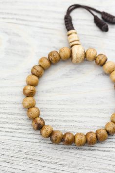 Fabricada en Nepal, esta tradicional pulsera mala para muñeca presenta cuentas de hueso de búfalo de agua teñidas de forma natural con un gurú a juego.



 Sirven como recordatorio para vivir el momento presente; porque nada es permanente, todo es posible.






 Debido a que las cuentas se tiñen de forma natural, el color puede comenzar a desvanecerse con el tiempo y el uso. Consideramos que este proceso especial es una representación visual del crecimiento de su práctica y un recordatorio Holistic Wooden Beads Bracelets For Meditation, Natural Wooden Beads Spiritual Bracelet, Adjustable Natural Beaded Spiritual Bracelets, Adjustable Natural Beaded Spiritual Bracelet, Natural Adjustable Spiritual Beaded Bracelet, Natural Adjustable Beaded Bracelets For Spiritual Style, Spiritual Adjustable Natural Wood Beaded Bracelets, Nothing Is Permanent, Nothing Lasts Forever