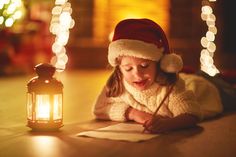 Los juguetes estrella de la Navidad 2020-2021 Toddler Christmas Photos, Christmas Things To Do, Girl Writing, Letter Photography, Snow House, Santa Photos