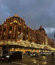 If you’re headed to London this Christmas, here’s just a few pictures of what you can expect. ✨🎁🎄 One of the most beautiful cities at Christmas! It’s on my bucket list and forever on our holiday collection mood board. #londonatchristmas #londondiaries #christmasinlondon #christmasmood Harrods At Christmas, Dior Harrods, London Christmas Aesthetic, London Moodboard, London Harrods, London Photo Ideas, London Snow, Winter London, Christmas In London