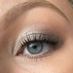 Makeup For Grey Dress, Sliver Makeup, Prom Makeup Silver, Silver Eyeshadow Looks, Gray Eyeliner, Silver Smokey Eye, Ball Makeup