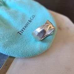 Vintage Retired Paloma Picasso Nature Leaf Ring 925 Sterling Silver Authentic Tiffany & Co. Purchased At Michigan Ave Location In Chicago Circa Around 2003? Gently Loved. Hate To Give Up, But None Of My Tiffany Rings Fit My Fingers Anymore! Check Out The Others Listed Too! Size 5. Pouch Not Included. Tiffany Rings, Paloma Picasso, Leaf Ring, Ring Fit, Womens Jewelry Rings, Paloma, Tiffany & Co., Michigan, Chicago