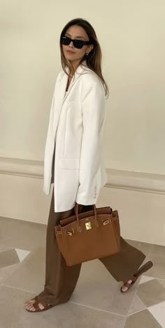 Ivory Blazer Outfit, London Women Fashion, Neutral Spring Outfit, Outfit Minimal, Fashion Dream Job, Friday Outfit, Minimal Classic, Classy Work Outfits, Classy Casual Outfits