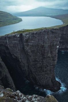 an image of a cliff with water in the background