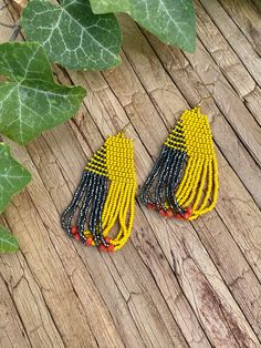 Light yellow anthracite beaded earrings, short handwoven beaded earring, colorful modern earrings, small fringe earring, trendy earring, vibrant ♥𝑇ℎ𝑒 𝑝𝑎𝑡𝑡𝑒𝑟𝑛 𝑜𝑓 𝑡ℎ𝑖𝑠 𝑒𝑎𝑟𝑟𝑖𝑛𝑔 𝑖𝑠 𝑐𝑟𝑒𝑎𝑡𝑒𝑑 𝑏𝑦 𝐾𝑎𝑍𝑒𝐵𝑒𝑎𝑑𝐽𝑒𝑤𝑒𝑙𝑟𝑦 ♥𝑀𝑎𝑑𝑒 𝑢𝑠𝑖𝑛𝑔 𝑓𝑟𝑒𝑒ℎ𝑎𝑛𝑑 𝑏𝑒𝑎𝑑𝑖𝑛𝑔 𝑤𝑜𝑣𝑒𝑛 𝑡𝑒𝑐ℎ𝑛𝑖𝑞𝑢𝑒𝑠 𝑤𝑖𝑡ℎ 𝑠𝑡𝑟𝑜𝑛𝑔 𝑠𝑦𝑛𝑡ℎ𝑒𝑡𝑖𝑐 𝑡ℎ𝑟𝑒𝑎𝑑. ♥𝑇ℎ𝑒 𝑠𝑖𝑧𝑒 𝑜𝑓 𝑡ℎ𝑒 𝑠𝑒𝑒𝑑 𝑏𝑒𝑎𝑑𝑠 𝑢𝑠𝑒𝑑 𝑖𝑠 2 𝑚𝑖𝑙𝑙𝑖𝑚𝑒𝑡𝑒𝑟𝑠 𝑎𝑛𝑑 𝑏𝑒𝑎𝑑𝑠 𝑎𝑟𝑒 ℎ𝑖𝑔ℎ 𝑞𝑢𝑎𝑙𝑖𝑓𝑖𝑒𝑑. ♥𝐴𝑙𝑙 𝑡ℎ𝑒 ℎ𝑜𝑜𝑘𝑠 𝑢𝑠𝑒𝑑 𝑖𝑛 𝑜𝑢𝑟 𝑗𝑒𝑤𝑒𝑙𝑟𝑦 𝑎𝑟𝑒 24 𝑘 𝑔𝑜𝑙𝑑 𝑝𝑙𝑎𝑡𝑒𝑑 𝑎𝑛𝑑 ℎ𝑦𝑝𝑜𝑎𝑙𝑙𝑒𝑟𝑔𝑒𝑛𝑖𝑐. ♥𝑇ℎ𝑒𝑠𝑒 𝑎𝑟𝑒 𝑣𝑒𝑟𝑦 𝑙𝑖𝑔ℎ𝑡 𝑒𝑎𝑟𝑟𝑖𝑛𝑔𝑠 𝑡ℎ𝑎𝑡 𝑦𝑜𝑢 𝑐𝑎𝑛 𝑤𝑒𝑎𝑟 𝑎𝑙𝑙 𝑑𝑎𝑦 𝑤𝑖𝑡ℎ𝑜𝑢𝑡 ℎ𝑢𝑟𝑡𝑖𝑛𝑔 𝑦𝑜𝑢𝑟 𝑒𝑎𝑟! T Yellow Fringe Dangle Jewelry, Yellow Fringe Earrings As Gift, Yellow Beaded Fringe Earrings With Round Beads, Yellow Fringe Jewelry Gift, Yellow Fringe Jewelry For Gift, Yellow Handwoven Drop Earrings, Yellow Fringe Beaded Earrings With Round Beads, Yellow Beaded Earrings With Fringe, Handmade Yellow Dangle Tassel Earrings