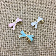 ❤️ FREE SHIPPING ON ORDERS OVER $18.00❤️ Welcome to our newly opened shop! We handpick top quality with affordable price from all around the world and now present you the these little sparkle things! * This listing is for 1 piece of the cute single sided bow charm shown in the picture! * Usage: simply add a jumping to make a necklace charm, bracelet charm or any type of dangle decors! Material : zinc alloy with silver plate, enamel Size: 10mm by 6mm Color: pink / white / turquoise Shipping: ship Make A Necklace, Bow Pendant, Bow Charm, Face Necklace, Face Earrings, Pandora Bracelet Charms, Wine Glass Charms, White Turquoise, Leaf Charms