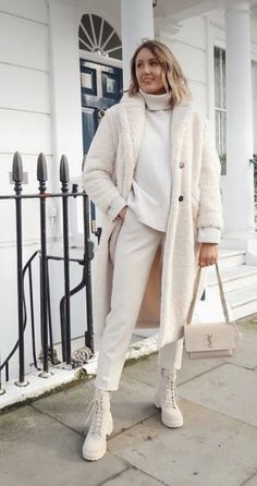 Casual Chic Outfits, Winter Whites, Beige Boots, Stylish Winter Outfits, Winter Fashion Outfits Casual, Poses Instagram, Monochrome Outfit, Winter Mode