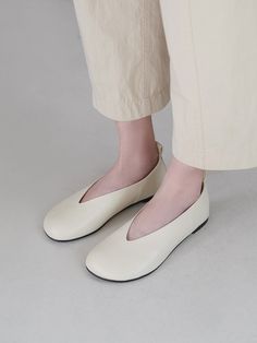 Editor's NotesCHIELEI's basic flat shoes of soft silhouette can be matched with various casual outfits.- Simple and casual mood- Soft and rounded toe- Neat silhouette- Basic color- Daily point itemMeasurementsKR 225 ~ 255MM - Heel height : 0.39 in.*Fits true to size*Recommend a bigger size for wide feetComposition & Care- Upper : Cowhide / Lining : Synthetic leather- Natural leather may have fine scratches- Avoid direct heat and moisture- Professional leather care neededDesigner- by&nbs Beige Slip-on Flats With Flat Bottom, Beige Slip-on Flats, Casual Beige Ballet Flats With Round Toe, Spring Pointed Toe Flats With Rubber Sole, Spring Casual Slip-on Ballet Flats, Casual Beige Flats With Flat Heel, Casual Slip-on Ballet Flats For Spring, Casual Beige Flats, Comfortable Beige Ballet Flats With Round Toe