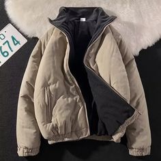 Sind Sie bereit, die Blicke auf sich zu ziehen und die Straßen zu erobern? Unsere Herrenjacke ist ein unverzichtbares Teil, mit dem Sie überall mühelos cool aussehen. Mit urbanem Charme und Liebe zum Detail kombiniert sie Stil und Funktionalität mit einem Stehkragen und einer regulären Passform. Hochwertiger Stoff Der hochwertige Stoff ist unglaublich warm und formschlüssig, ohne die Aktivitäten einzuschränken. Es bleibt auch nach mehreren Wäschen bequem und kuschelig. Kostenloser Versand! Retro Hong Kong, Cargo Coat, Short Coats, Hong Kong Style, Mens Parka, Mens Winter Coat, Standing Collar, Coat Stands, Style Winter