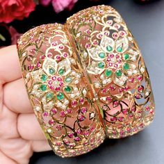 mughal bangles Jadau Bangles, 22k Gold Jewelry Necklaces, Mughal Art, The Bangles, Bangles Gold, 22k Gold Jewelry, Pearl Necklace Set, Gold Jewelry Necklace, Emerald Necklace