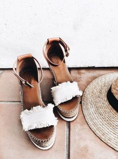 need these in my life Moda Over 40, Daily Shoes, Beach Wedding Shoes, Mode Shoes, Summer Wedges, Stil Inspiration, Shoes Brown, Shoe Closet, On The Ground