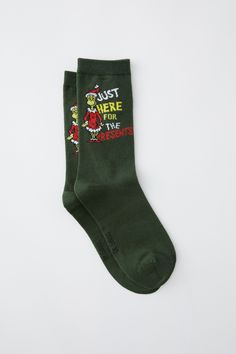 Christmas novelty socks Green Novelty Socks For Winter, Grinch Socks, Grinch Gifts, Typo Shop, Travel Wallet Organizer, The Grinch Christmas, Christmas Card Ornaments, Wrapping Gift Cards, Gift Inspo