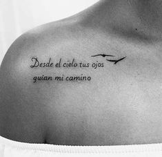 the back of a woman's shoulder with a tattoo saying desse el ceelo tus jos guan mi camino