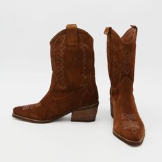 Hop on the cowboy boot trend with our sophisticated, fun and functional Unstoppable western cowboy boots. These boots are truly seasonless, so wear them all year around through spring, summer, fall and winter. Pair them with flowy dresses; or with tucked in jeans, oversized shirts or sweaters, and neutral jackets. ETHICALLY HANDMADE IN COLOMBIA BY STIVALI NEW YORK MATERIALS Suede leather Textile lining Rubber outsole FEATURES Western boots Semi-pointed toe Stacked leather-wrapped heel Generational artisanal stitching MEASUREMENTS Heel Height: 2" Calf Circumference: 12.9" Calf Height: 9.2" Arch Circumference: 8.98" Foot Width: 3.06" • All measurements are based on a size US 7/EU 38 shoe. There may be slight measurement variations based on size Botas Cowboy, Neutral Jacket, Color Caramelo, Trending Boots, Leather Shoes Woman, Western Cowboy Boots, Fall Jackets, Western Boots, Suede Leather