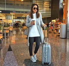 Gray Long Haul Travel Outfit, Long Flight Outfit For Women, Long Haul Flight Outfit, Long Flight Outfit, Airport Outfit Winter, Travel Outfit Spring, Casual Travel Outfit, Flight Outfit