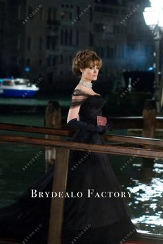 Angelina Jolie Black Off Shoulder Long Dress The Tourist in Venice The Tourist Movie, The Tourist Angelina Jolie, Tourist Fashion, Angelina Jolie Movies, Colleen Atwood, Angelina Jolie Style, Shoulder Cape, The Tourist, Movie Fashion