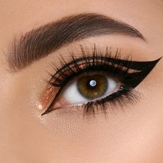 0,6 fl.oz Der beste 2 in 1 selbstklebenden Eyeliner-Klebestift ist ein Spielveränderer. Dieser Eyeliner ist gleichzeitig ein pechschwarzer, flüssiger Eyeliner und Klebestift für die einfache Anwendung von Wimpernverlängerungen. Lang anhaltender, latexfreier Wimpernkleber für empfindliche Personen geeignet. Die einfach anzuwendende Formel ist schnell trocknend, ohne Verschmieren, das leicht zu entfernen ist. * Ohne Tierversuche * Nicht toxische Inhaltsstoffe * WASSERFEST * Farbe: Schwarz Einfach Khol Eyes, Eyeliner, Beauty Makeup, Make Up, Makeup, Beauty, Quick Saves, Beauty Make Up