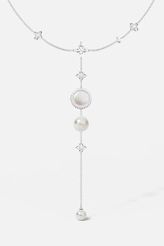 Destaque con este collar adornado con nácar y una perla. Las elegantes piedras aportarán el toque perfecto de glamour a su estilo.
 Material: plata de ley
Piedras: micropavé de circonitas blancas, perla de agua dulce y nácar blanco
Color: plata
Longitud máxima de la cadena: 65 cm máx.
La longitud de la cadena puede ajustarse
Cierre: cierre deslizante
Tamaño del colgante: largo
Todos nuestros productos están elaborados a mano. Elegant Mother Of Pearl Jewelry With Pearl Charm, Elegant Mother Of Pearl Necklace With Pearl Drop, Elegant Mother Of Pearl Jewelry In Pearl White, Elegant Pearl Chain Necklace With Mother Of Pearl, Elegant Pearl Chain Necklace In Mother Of Pearl, Luxury Pearl Drop Mother Of Pearl Jewelry, Elegant Mother Of Pearl Necklace With Pearl Chain, Elegant Mother Of Pearl Necklace, Elegant Formal Mother Of Pearl Necklace