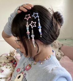 Hair Bead Accessories, Diy Star Jewelry, Stargirl Accessories, Hair Clip Beads, Hairstyle Accessories, Pola Manik, Diy Beaded Rings