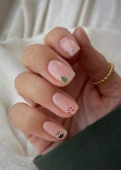 Simple christmas nail art. winter nail ideas. classic christmas nails short.