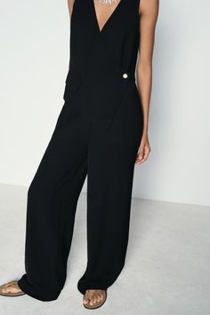 MACACÃO COLETE ASSIMÉTRICO - Preto | ZARA Estados Unidos Sleek Sleeveless Jumpsuits And Rompers For Work, Sleek Sleeveless Jumpsuit For Work, Elegant Asymmetrical Hem Work Pants, Elegant Asymmetrical Jumpsuits And Rompers For Work, Elegant Wide Leg Strapless Jumpsuit For Work, Elegant Strapless Wide-leg Jumpsuit For Work, Elegant Strapless Jumpsuit For Work, Elegant Wide Leg Jumpsuits And Rompers With Pockets, Elegant Zara Jumpsuits And Rompers With Pockets