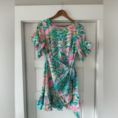 Lilly Pulitzer Darlah Dress In Color One In A Melon. Size 4, Never Worn. No Tags Attached. Excellent Brand New Condition. The Ruffle Sleeves, Wrap Skirt And Zipper Back Give A Beautiful, Elegant Look Perfect For Vacation Or Resort Wear! Casual Pink Mini Dress For Holiday, Pink Fitted Holiday Dresses, Fitted Pink Dress For Holiday, Pink Printed Dress For Brunch, Pink Holiday Mini Dress For Spring, Pink Printed Short Sleeve Dress, Pink Ruffled Dress For Holiday, Pink Holiday Dress With Ruffles, One In A Melon