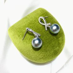 Highline: Fashion Style Product Information OriginTahitian Pearl Jewelry Processed in Japan MaterialTahitian Pearl, 18k White Gold and Diamond Dimensions1.1 x 2.4 cm Pearl Shaped: Round Size: 9-10 mm Quality: AAAA Nacre: Very Thick Color: Platinum Gray Luster: Very High Accessories Metal: 2.2g of 18k White Gold Other: 0.40ct of SI Quality Natural Diamond Luxury Tahitian Pearl Earrings In White Gold, Anniversary White Gold Tahitian Pearl Earrings, Elegant Round Tahitian Pearl Earrings, Elegant Tahitian Pearl Round Earrings, Luxury Tahitian Pearl Earrings For Gift, Luxury Tahitian Pearl Earrings Gift, Luxury Silver Tahitian Pearl Earrings, Elegant White Gold Tahitian Pearl Earrings, Luxury Tahitian Pearl Earrings For Anniversary