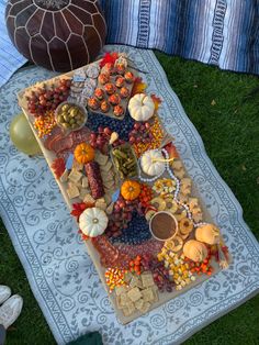 Fall themed charcuterie board with fall snacks and pumpkins Fall Twin Birthday Party, Fall Surprise Birthday Party, Autumn Tea Party Ideas, Autumn Snack Board, Fall Birthday Party Ideas Aesthetic, Aesthetic Fall Birthday Party, Kjp Halloween, Autumn Birthday Party Ideas For Women, Fall Themed Sleepover Ideas