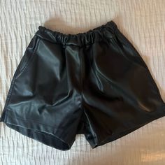 - Great Condition - Elastic Waist - From A Boutique In Florence, Italy / Made In Italia - Size Medium Black Shorts With Elastic Waistband For Fall, Zara Shorts, Leather Shorts, Florence Italy, Zara Black, Italian Leather, Florence, Elastic Waist, Zara