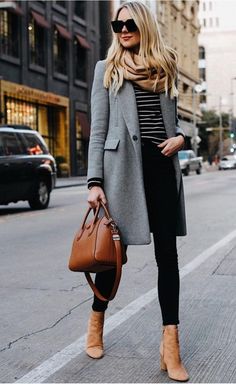 Colors, patterns, leather purse. Love! Ținute Business Casual, Fall Fashion Coats, French Lifestyle, Gray Coat, Winter Work, Fashion Jackson, Business Wear, Mode Casual, Style Inspiration Fall