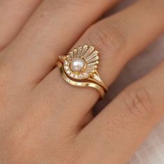 Jewel Aesthetic, Pearl Wedding Ring Set, Seashell Ring, Pearl Wedding Ring, Elegant Wedding Rings, Wedding Engagement Rings, Pearl Engagement Ring, Gold Ring Designs, Wedding Ring Designs