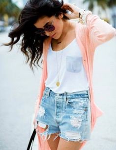 Distressed shorts + white tank + pendant necklace + cardigan Kourtney Kardashian, Khloe Kardashian, Inspiration Mode, Travis Scott, Look Cool, Kendall Jenner, Kim Kardashian