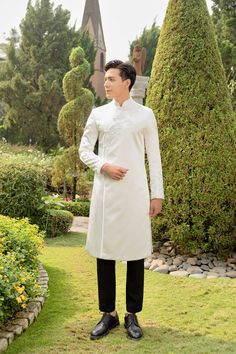 Brand new and high-quality Vietnamese traditional Ao Dai This set includes the Ao Dai and shipping with no pants for men Elegant Festive Kurta For Traditional Ceremonies, Elegant Kurta For Festive Traditional Ceremonies, White Elegant Kurta With Traditional Fit, Elegant White Kurta With Traditional Fit, Elegant White Kurta For Transitional Season, White Formal Sets For Transitional Season, Transitional Elegant Long Sleeve Sets, Elegant Traditional Drape Kurta For Ceremonies, Elegant Kurta With Traditional Drape For Ceremonies