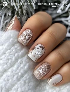 Winter Christmas Nails Snowflake, Festive Winter Nails, Short Nail Designs Holiday, Snowflake Gel Nail Designs, Christmas 2024 Nail Designs, Snowman Nail Art Designs, Snowy Christmas Nails, Winter Nails Ideas Short, Short Festive Nails