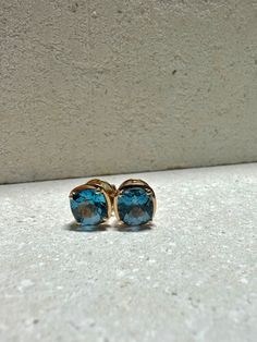 Elevate your everyday style with these joyful London Blue Topaz studs with a mix bezel & prong set, perfect for everyday wear. The vibrant blue hue complements the glow of the rose gold, creating a stunning and harmonious contrast. Total diameter approx. 8mmMetal: Genuine authenticated solid 18Kt rose gold (can be customized to your preferred gold color)Not plated or filled or vermeil750 Stamped for authenticityGemstone: Natural London Blue topaz cushion cut tot 2.1 - 2.2 ct total for the pair ( London Blue Topaz Earrings, Blue Topaz Earrings, Golden Glow, Peridot Gemstone, Topaz Earrings, Vibrant Blue, London Blue Topaz, Topaz Gemstone, London Blue