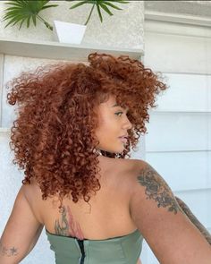 Copper Hair On Black Women Curly, Ginger On Curly Hair, Copper Curly Hair With Highlights, Copper Hair Color Curly, Auburn Hair Color Curly, Copper Curly Hair Natural Curls, Ginger With Blonde Highlights Curly Hair, Ginger Curly Hair Black Women