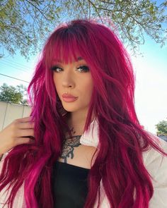 Pelo Color Vino, Magenta Hair Colors, Dark Pink Hair, Bright Pink Hair, Wedding Hair Colors, Look And Find, Effortless Waves, Magenta Hair, Pink Hair Dye