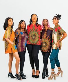 DETAILS DE L'ARTICLE : Conçu aux États-Unis, fabriqué à la main en Afrique Livraison sous 2 semaines Plusieurs impressions disponibles. Cette chemise dashiki décontractée et polyvalente de coupe ample, conçue dans un look fluide et aéré et un imprimé africain Ankara, peut être portée comme chemise par-dessus un bas ou comme robe mi-cuisse. ENTRETIEN DU TISSU : Nettoyage à sec. Lavage à la main. Lavage en machine. Mid Thigh Dress, African Print Shirt, Dashiki Shirt, Ankara Print, Loose Fit Shirts, African Ankara, Printed Shirt Dress, Shirt Price, African Print