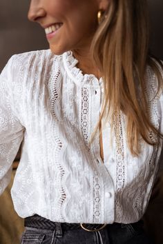 White Linen Shirt Outfit Women, Linen Shirt Outfit Women, Women's Spring Fashion, Linen Shirt Outfit, White Linen Blouse, White Lace Shirt, Parisian Women, Linen Summer, Feminine Blouses