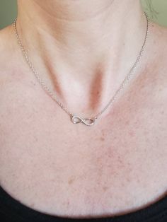 Longueur du collier: 18 pouces Hauteur du pendentif: 0,25 pouces Largeur du pendentif: 0,75 pouces Matériel: Argent sterling Pierre précieuse: Zircone cubique Style: Minimaliste Small Pendant Necklace, Infinity Necklace, Infinity Symbol, Silver 925 Necklace, Small Pendant, Necklace Dainty, Minimalist Necklace, Chain Ring, Charm Necklaces