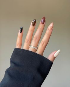 Discover creative brown and white ombre nails for your next salon visit. Ideal for light, short, dark, acrylic, square, almond, glitter, matte styles. Save to your Nail Design board! French Nails Design, Nails September, Fall Wedding Nails, Nails Round, Fall Acrylic, Brown Nail, Nails Brown, Simple Fall Nails, Cute Nails For Fall