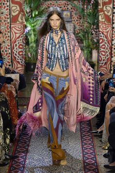 Défilé Roberto Cavalli Feminine Urge, Moda Hippie, Boho Inspo, Hippy Style, Duster Kimono, Runway Fashion Couture, Fresh Fashion