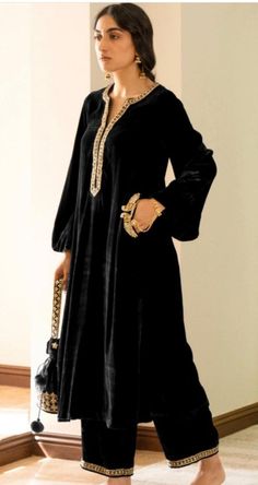 Velvet Anarkali Suits Weddings, Velvet Pakistani Outfit, Plain Velvet Suit Design With Lace, Velvet Kurtis Design, Plain Velvet Suit Design, Velvet Dress Designs Pakistani, Velvet Suit Designs Pakistani