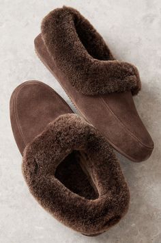 Shoe Diva, Sleepwear Fashion, Shearling Slippers, Cute Slippers, Funky Shoes, Wool Coats, Sheepskin Slippers, Fur Shoes, Comfortable Slippers