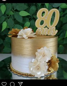 the cake is decorated with gold and white flowers